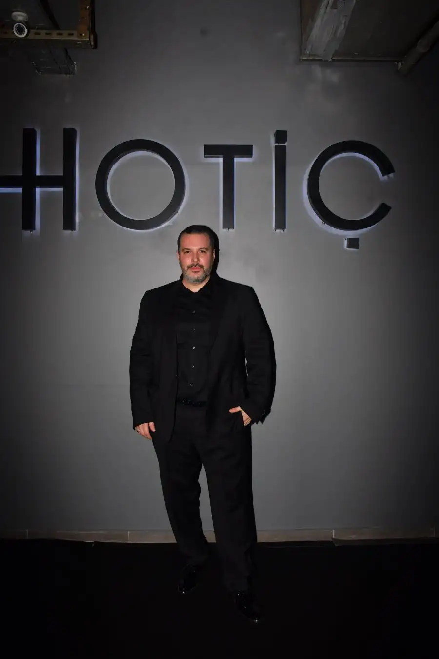 emirhan hotic Hotiç, yeni yıla özel bir davetle 'merhaba' dedi
