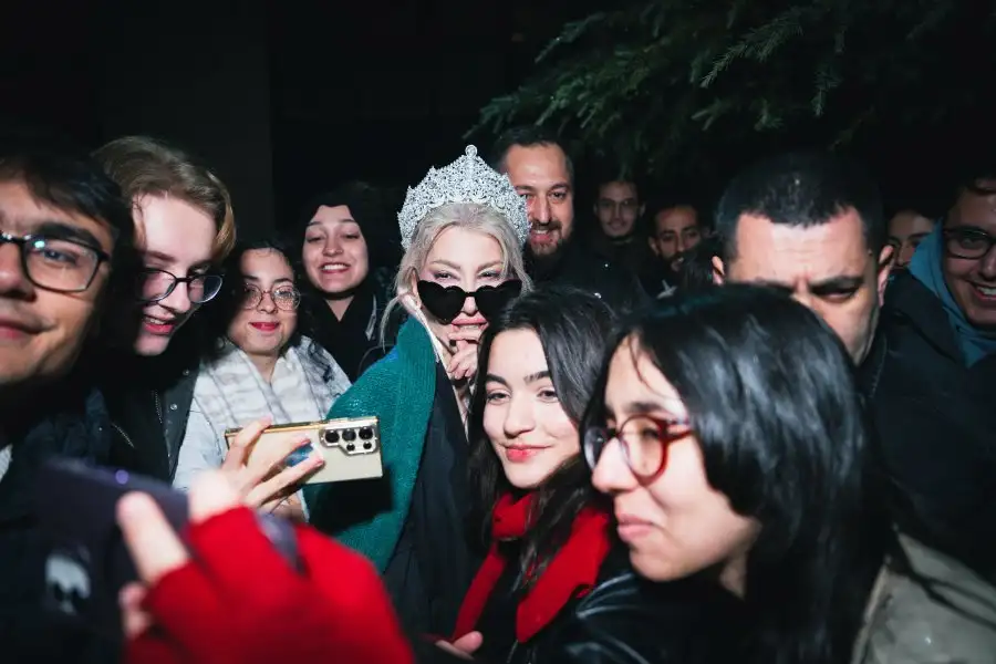 hy1 Orta Doğu Teknik Üniversitesi öğrencilerinden Hande Yener'e ödül