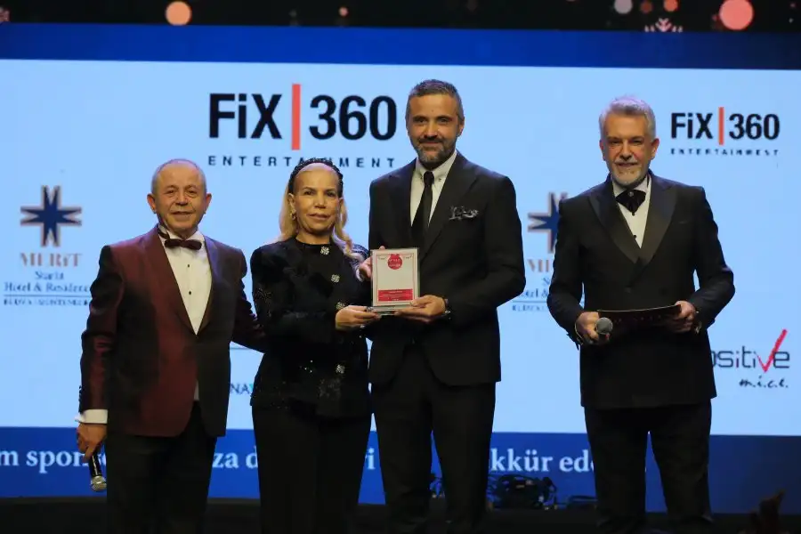 plaket Quality of Magazine’den muhteşem yeni yıl daveti