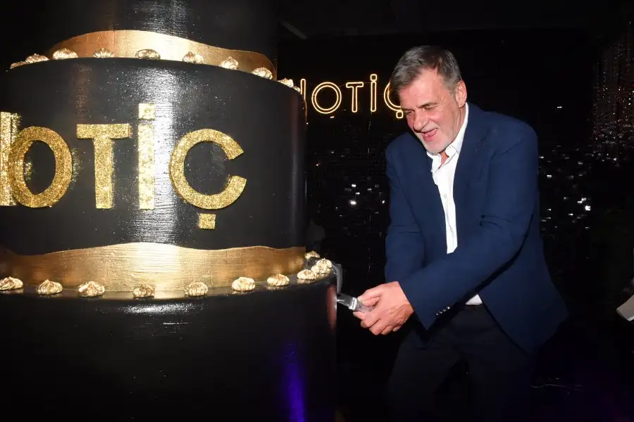 serdarhoticcccc Hotiç, yeni yıla özel bir davetle 'merhaba' dedi