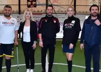 Kramponlu Wilma yeşil sahada