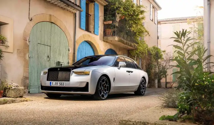 Rolls-Royce 2024’te 5.712 adet araç teslim ederek tarihindeki üçüncü en yüksek satış miktarına ulaştı 1 Rolls-Royce 2024’te 5.712 adet araç teslim ederek tarihindeki üçüncü en yüksek satış miktarına ulaştı