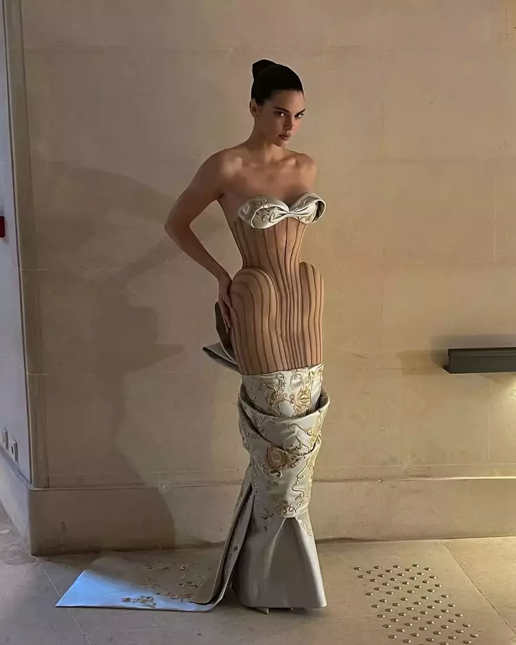 Paris Moda Haftası'na damga vurdu 4 6798656eb26cd71652e5b1fc Paris Moda Haftası'na damga vurdu