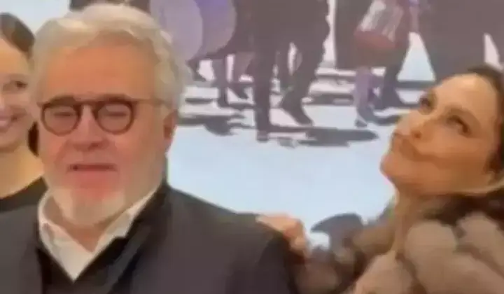 Uğur Yücel'in arkasında garip hareketler sergiledi 1 Uğur Yücel’in arkasında garip hareketler sergiledi