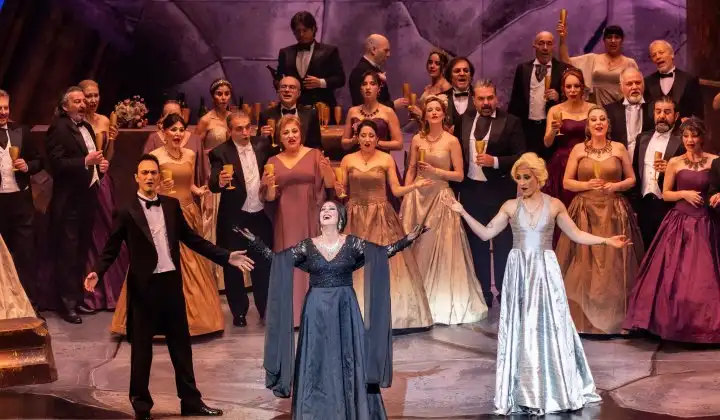 'La Traviata' operasının prömiyeri AKM'de gerçekleşti 1 ‘La Traviata’ operasının prömiyeri AKM’de gerçekleşti