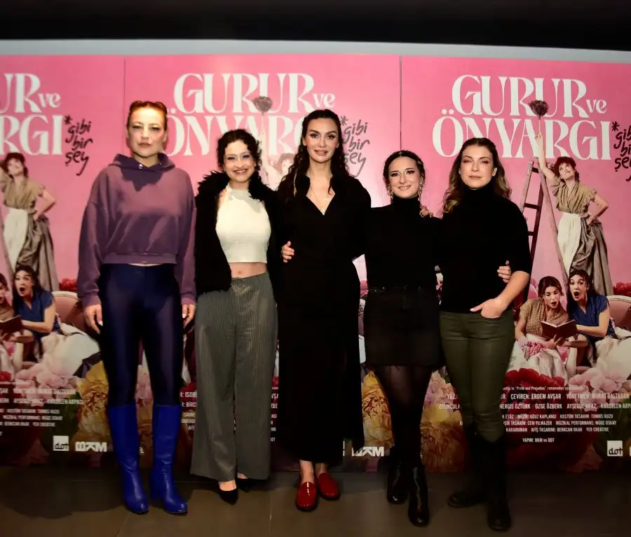 BKM ve DOT Ortak Yapımı GURUR ve ÖNYARGI* (*gibi bir şey) tiyatro oyununa coşkulu gala 3 gururveonyargi2 BKM ve DOT Ortak Yapımı GURUR ve ÖNYARGI* (*gibi bir şey) tiyatro oyununa coşkulu gala