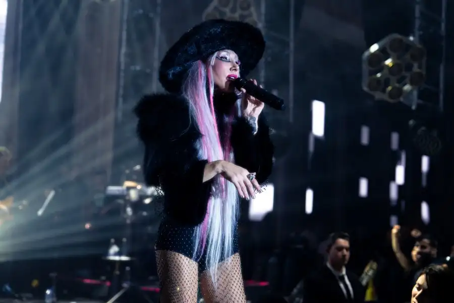 Kraliçe Hande Yener yeni yılda Kıbrıs'ı yaktı geçti 3 hande yener1 Kraliçe Hande Yener yeni yılda Kıbrıs'ı yaktı geçti