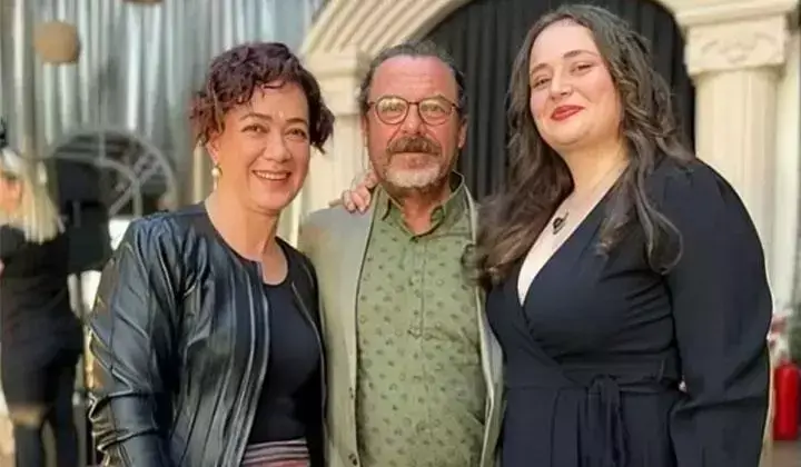 Bennu Yıldırımlar ve Bülent Emin Yarar’ın kızları ilk rolüyle sahnede 1 Bennu Yıldırımlar ve Bülent Emin Yarar’ın kızları ilk rolüyle sahnede