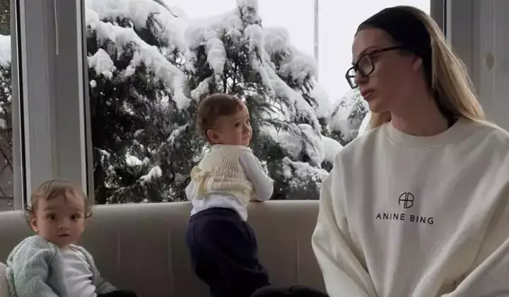 Yasemin Şefkatli ve ikizleri kar keyfi yaptı 2 Yasemin Şefkatli ve ikizleri kar keyfi yaptı