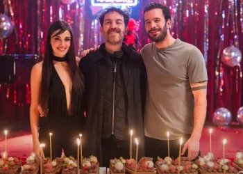 Hande Erçel ve Barış Arduç ‘Aşkı Hatırla’ dizisinin çekimleri tamamlandı