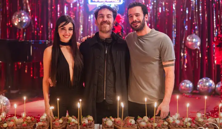 Hande Erçel ve Barış Arduç 'Aşkı Hatırla' dizisinin çekimleri tamamlandı 3 Hande Erçel ve Barış Arduç ‘Aşkı Hatırla’ dizisinin çekimleri tamamlandı