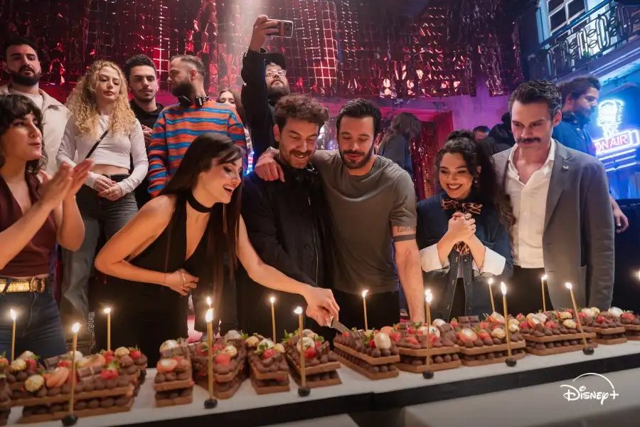 Hande Erçel ve Barış Arduç 'Aşkı Hatırla' dizisinin çekimleri tamamlandı 5 aski hatirla2 Hande Erçel ve Barış Arduç 'Aşkı Hatırla' dizisinin çekimleri tamamlandı