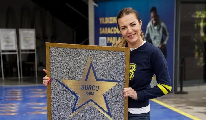 Burcu Kara'ya 10’uncu yıla yıldız sürpriz 1 Burcu Kara’ya 10’uncu yıla yıldız sürpriz