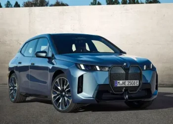 Yeni BMW iX, yüksek performansı ve yenilenen tasarımıyla yollarda