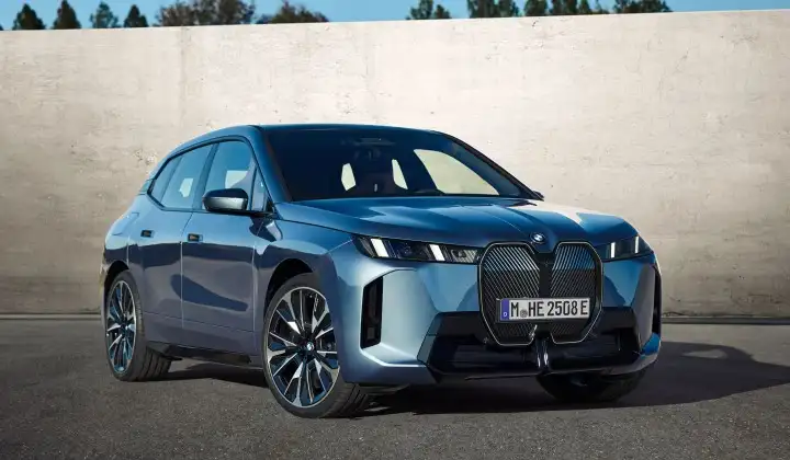 Yeni BMW iX, yüksek performansı ve yenilenen tasarımıyla yollarda