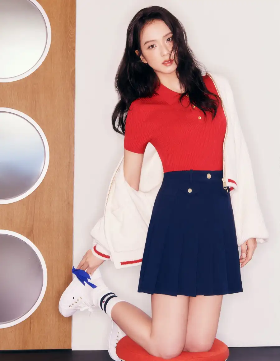 Tommy Hilfiger, ilkbahar 2025 kampanya yüzü Jisoo ile yeni bir dönemi müjdeliyor 4 1741764413 Look 3 Red Polo Tommy Hilfiger, ilkbahar 2025 kampanya yüzü Jisoo ile yeni bir dönemi müjdeliyor