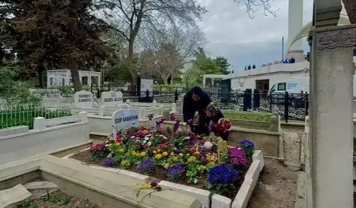 Rahmetli Edip Akbayram'ı yalnız bırakmıyor 1 Rahmetli Edip Akbayram’ı yalnız bırakmıyor