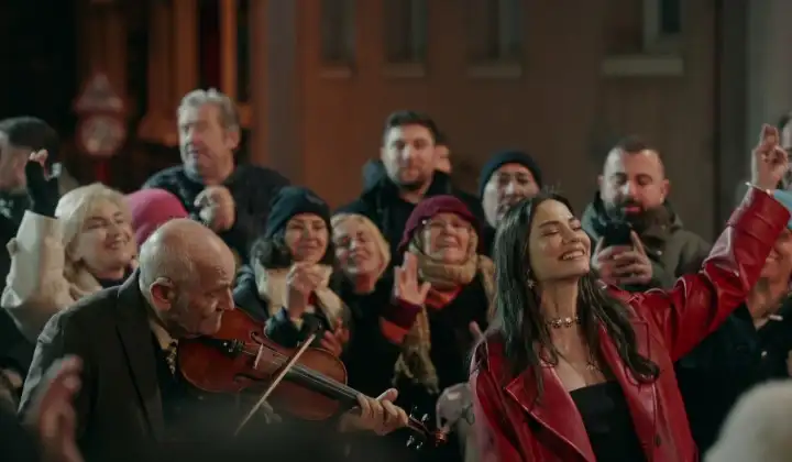 Demet Özdemir İstiklal’de şarkı söyledi