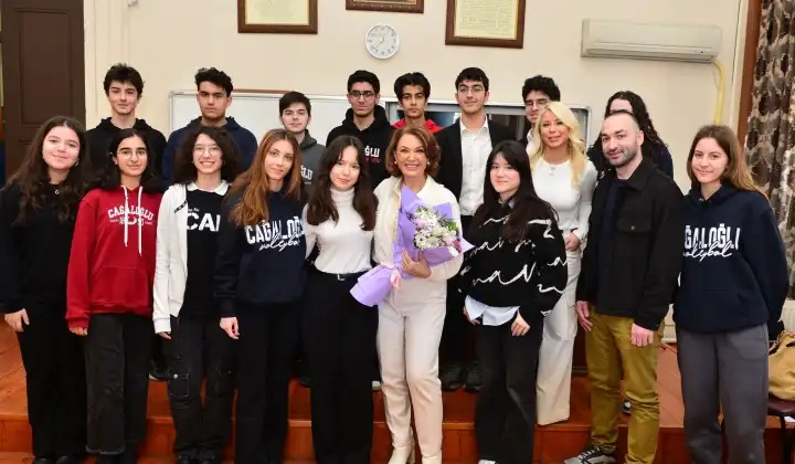 Kadriye Olgar, Cağaloğlu Anadolu Lisesi öğrencileriyle buluştu 1 Kadriye Olgar, Cağaloğlu Anadolu Lisesi öğrencileriyle buluştu