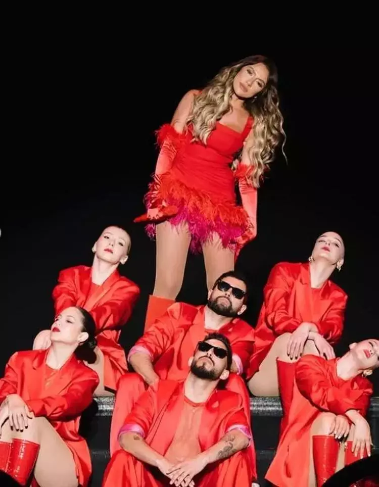 6810647cad29f37ba5eaba82 Hadise tacize kayıtsız kalmadı