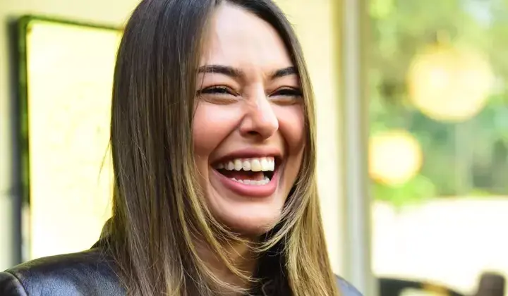 Dişinde taş belinde anahtar