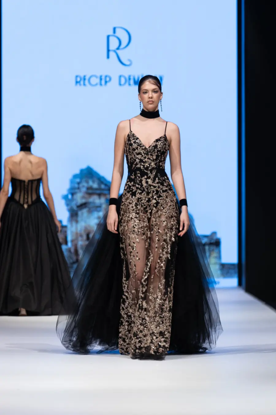 ahdev 'Ahde Vefa' ile Antalya'da moda rüzgarı esti