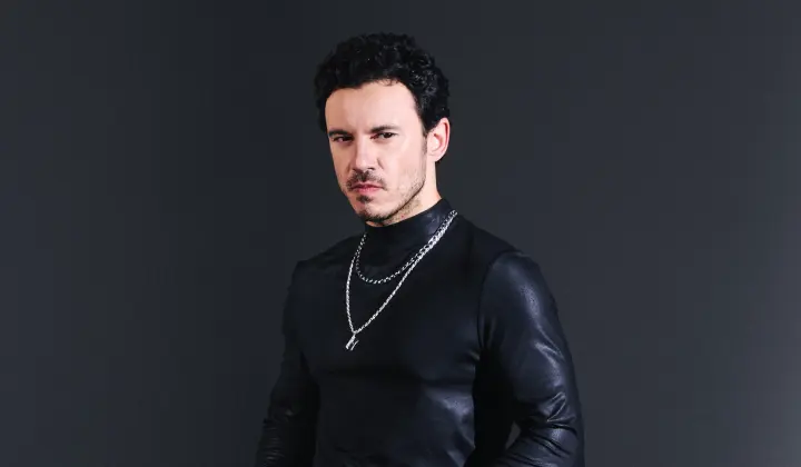 Buray, ‘Buzlu Cam’ ile kalpleri çiziyor