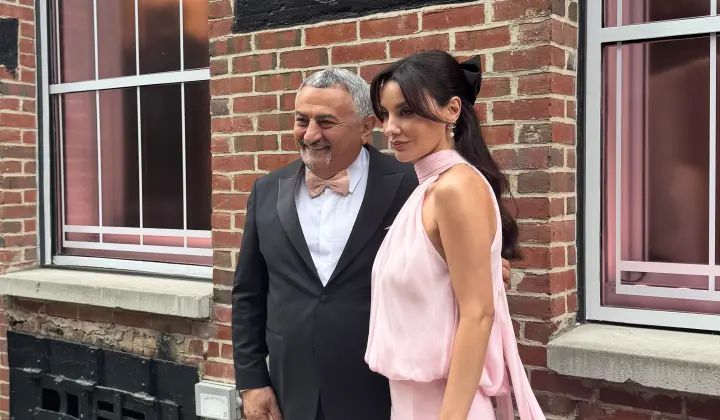 Hazal Filiz Küçükköse ve Sabit Akkaya New York'taki lansmanda boy gösterdi 1 Hazal Filiz Küçükköse ve Sabit Akkaya New York’taki lansmanda boy gösterdi