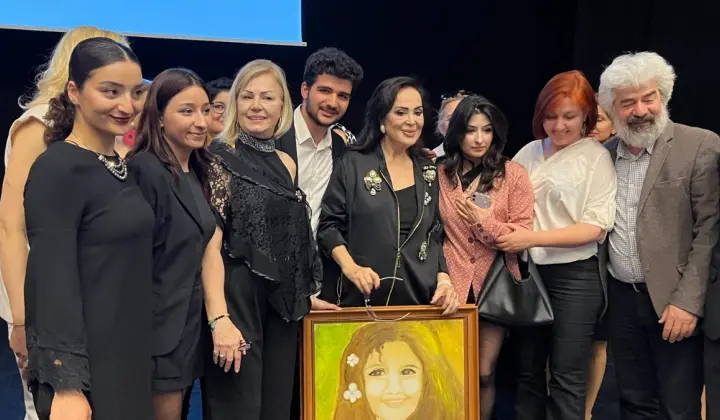 Türkan Şoray kendisinin yaptığı tabloyu kız çocuklarının eğitimi için bağışladı 2 Türkan Şoray kendisinin yaptığı tabloyu kız çocuklarının eğitimi için bağışladı