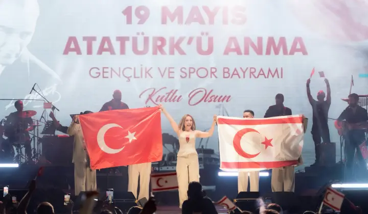 Ziynet Sali’den Kıbrıs’ta coşkulu bayram kutlaması 2 Ziynet Sali’den Kıbrıs’ta coşkulu bayram kutlaması