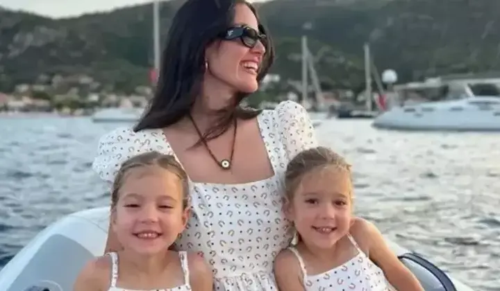 Pelin Akil ikizleriyle deniz keyfinde