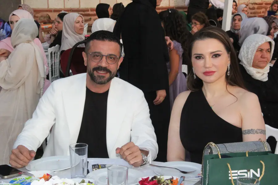 esraezmeci Maral’dan sahnede halay şöleni