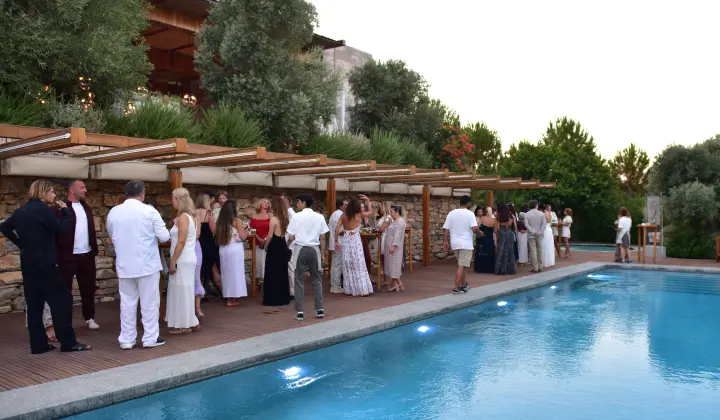 Almine Rech’in ‘I Was Here’ sergisinin açılışı Bodrum Loft’da sanatseverleri buluşturdu 3 Almine Rech’in ‘I Was Here’ sergisinin açılışı Bodrum Loft’da sanatseverleri buluşturdu