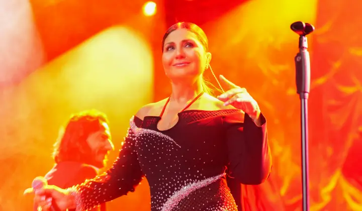 Sibel Can, Harbiye'de yaz rüzgarı estirdi 3 Sibel Can, Harbiye’de yaz rüzgarı estirdi
