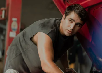 Mert Ramazan Demir’in başrolünde yer aldığı ‘Metruk Adam’ 22 Ağustos’ta Netflix’te