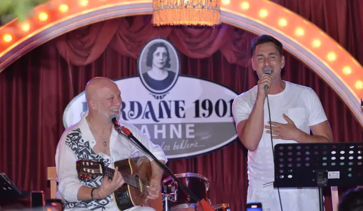 Bekir Aksoy sahne performansıyla beğeni topladı 1 Bekir Aksoy sahne performansıyla beğeni topladı