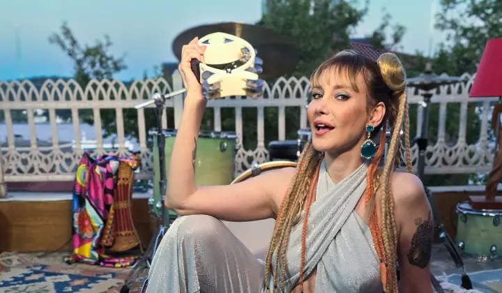 Evinin terasında renkli video klip 1 Evinin terasında renkli video klip
