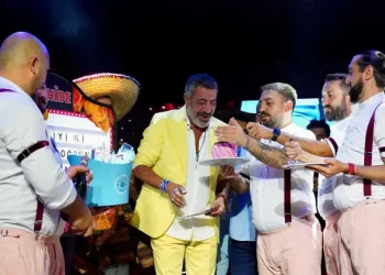 Hakan Altun, yeni yaşını Cahide Alaçatı sahnesinde kutladı