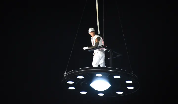 Sahneye UFO ile indi 3 Sahneye UFO ile indi