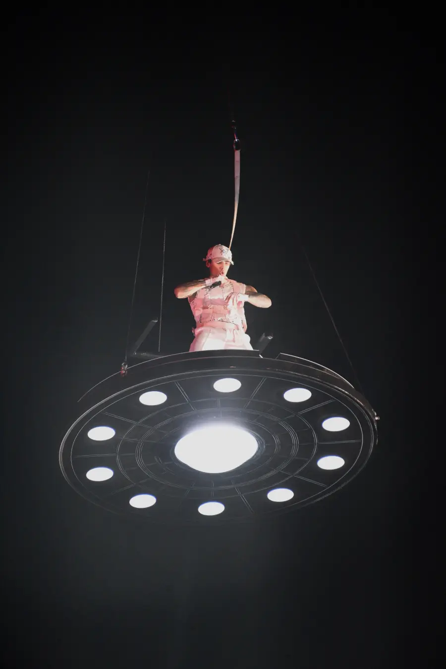 Sahneye UFO ile indi 4 cakalufo1 Sahneye UFO ile indi