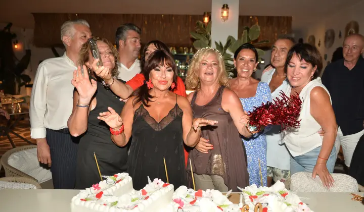 Müge Yazıcıoğlu, yeni yaşını dostlarıyla birlikte kutladı 1 Müge Yazıcıoğlu, yeni yaşını dostlarıyla birlikte kutladı