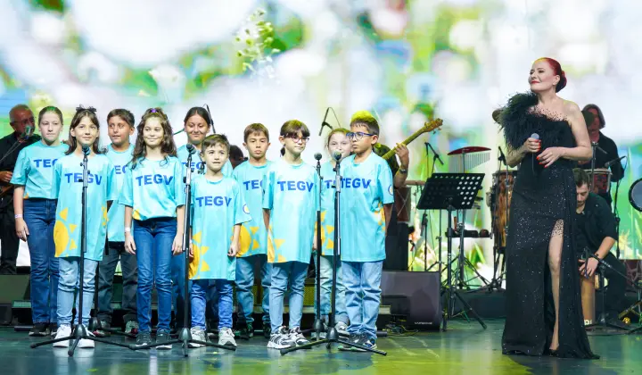 Candan Erçetin ve TEGV’li çocuklar aynı sahnedeydi 1 Candan Erçetin ve TEGV’li çocuklar aynı sahnedeydi