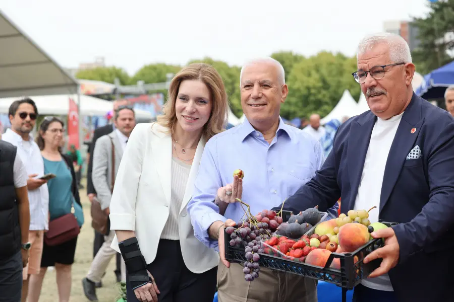 4.Bursa Gastronomi Festivali 1 Milyon kişiyi ağırladı 4 1759220939 BURSA B Y K EH R BELED YE BA KANI MUSTAFA BOZBEY SEDEN BOZBEY LE STANDLARI GEZD 4 4.Bursa Gastronomi Festivali 1 Milyon kişiyi ağırladı