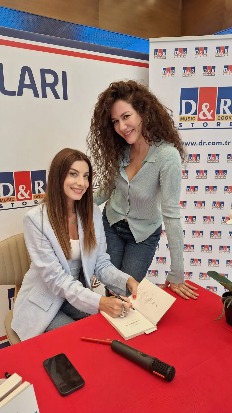 funda ekin Ünlü isimler Funda Karayel’in imza gününde bir araya geldi