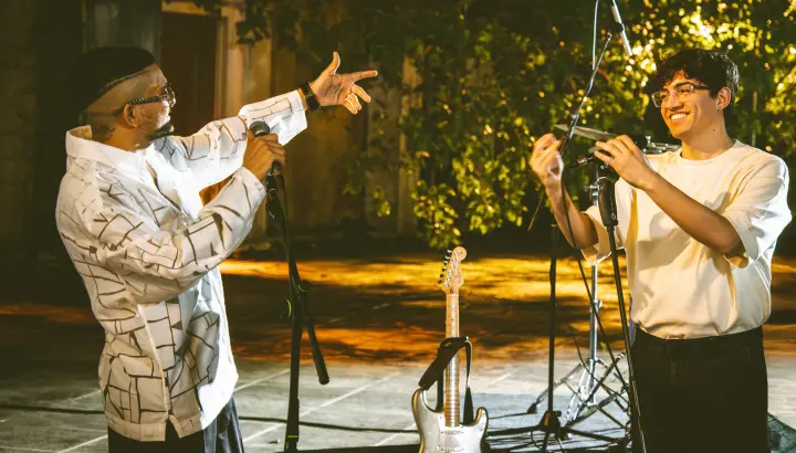 Mavi Gri'den 8 şarkılık canlı performans sürprizi 1 Mavi Gri’den 8 şarkılık canlı performans sürprizi