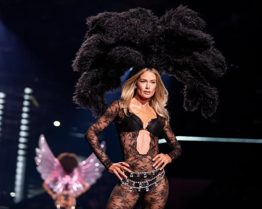 1760613016 Doutzen Kroes Victoria’s Secret Fashion Show büyüleyici bir geceye imza attı