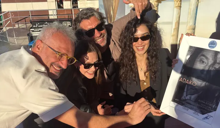 Alina Boz'un yazıp yönettiği 'Adako' Altın Portakal'da beğeni topladı 2 Alina Boz’un yazıp yönettiği ‘Adako’ Altın Portakal’da beğeni topladı