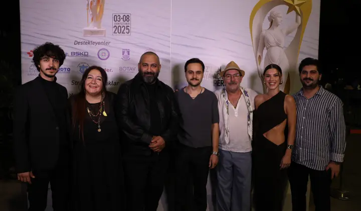 'Bi Umut' filmi ilk gösterimde ayakta alkışlandı 3 ‘Bi Umut’ filmi ilk gösterimde ayakta alkışlandı