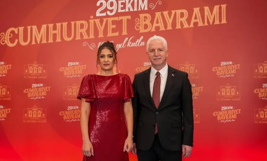 İstanbul Valisi ve eşinden 29 Ekim Cumhuriyet Bayramı coşkusu 2 gulden davut gul İstanbul Valisi ve eşinden 29 Ekim Cumhuriyet Bayramı coşkusu