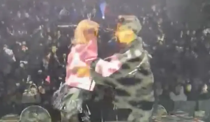 Hande Yener’den Madrigal’e sahnede büyük sürpriz 2 Hande Yener’den Madrigal’e sahnede büyük sürpriz